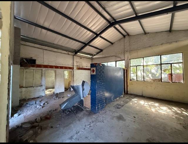 1,500M² WAREHOUSE TO LET IN CLAREMONT